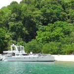 Large catamaran from Puntarenas visits Tortuga Island