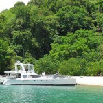 Large catamaran from Puntarenas visits Tortuga Island